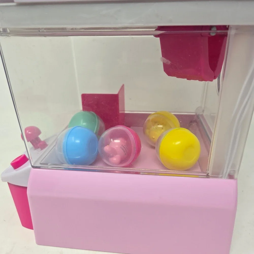 Hello Kitty Claw Machine Jazwares Pink Sanrio Arcade Game‎ with 5 Prize Capsules